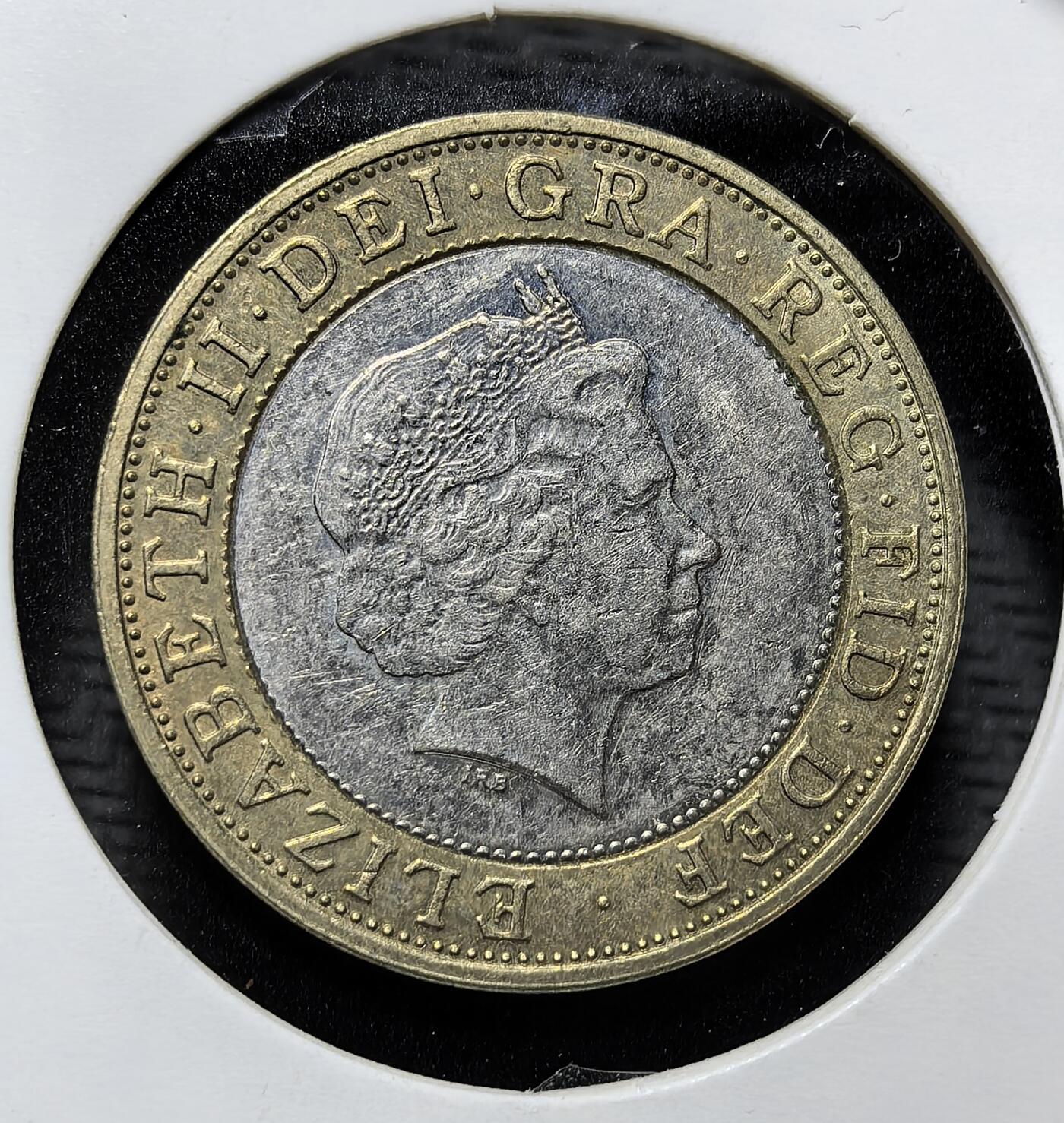 外国优质老铜币纪念币银币专场，周六晚上九点倒数截拍，满百包邮，周日发货,可寄存半年，喜欢朋友微信扫描二维码可直接参拍 英国首版 2 英镑双色流通币，正面为伊丽莎白二世像，背面以齿轮纹章致敬工业革命，是英国现代高值流通币的开山之作，见证英镑体系的货币革新。