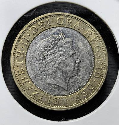 外国优质老铜币纪念币银币专场，周六晚上九点倒数截拍，满百包邮，周日发货,可寄存半年，喜欢朋友微信扫描二维码可直接参拍 - 英国首版 2 英镑双色流通币，正面为伊丽莎白二世像，背面以齿轮纹章致敬工业革命，是英国现代高值流通币的开山之作，见证英镑体系的货币革新。