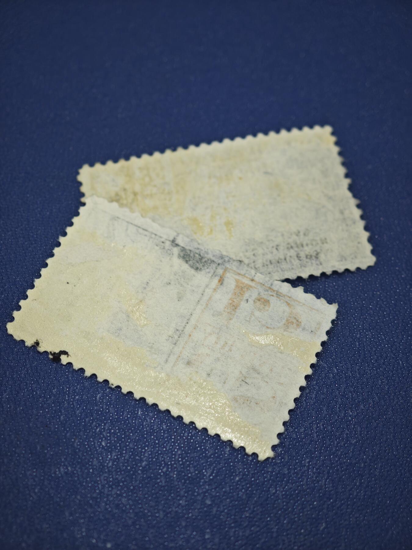 橙子收藏第八期(社会主义国家邮票专场) 1949年万国邮政联盟75周年10美分航空邮票和1959年自由女神像15美分航空邮票。作为美国邮政史的实物遗存，它们不仅是邮资凭证，更是冷战时期美国文化符号与国际邮政合作历史的缩影，具有一定的收藏与历史研究价值。