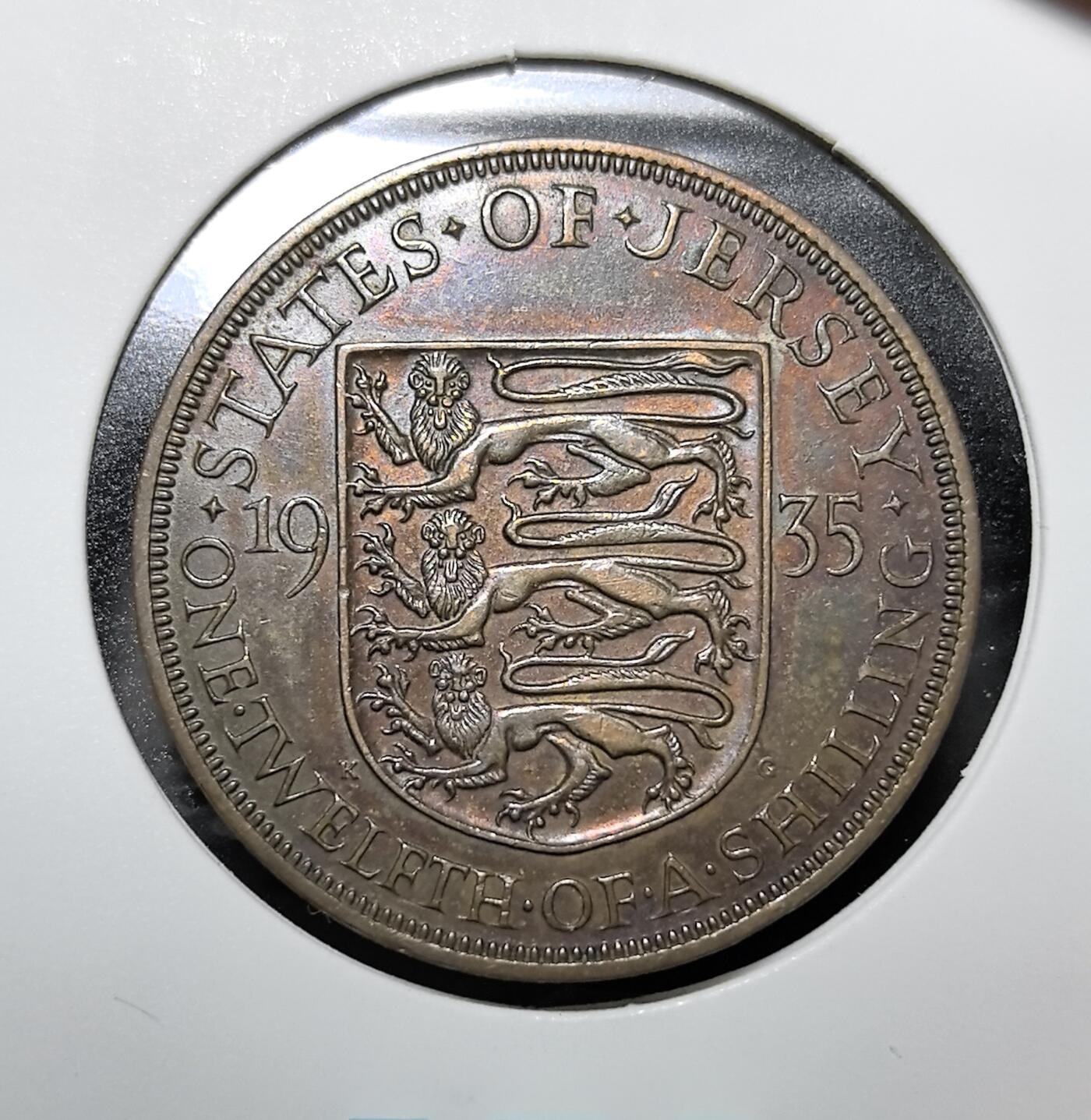 外国优质老铜币纪念币银币专场，周六晚上九点倒数截拍，满百包邮，周日发货,可寄存半年，喜欢朋友微信扫描二维码可直接参拍 英皇属地泽西群岛1935 年1/12 先令铜币，正面是头戴帝国皇冠的乔治五世，背面是泽西群岛标志性的三狮纹章。泽西作为距离法国海岸仅几公里的英国皇家属地，此币见证了英帝国巅峰时期对海峡群岛的管辖，以及英镑体系下地方货币的独特流通历史。