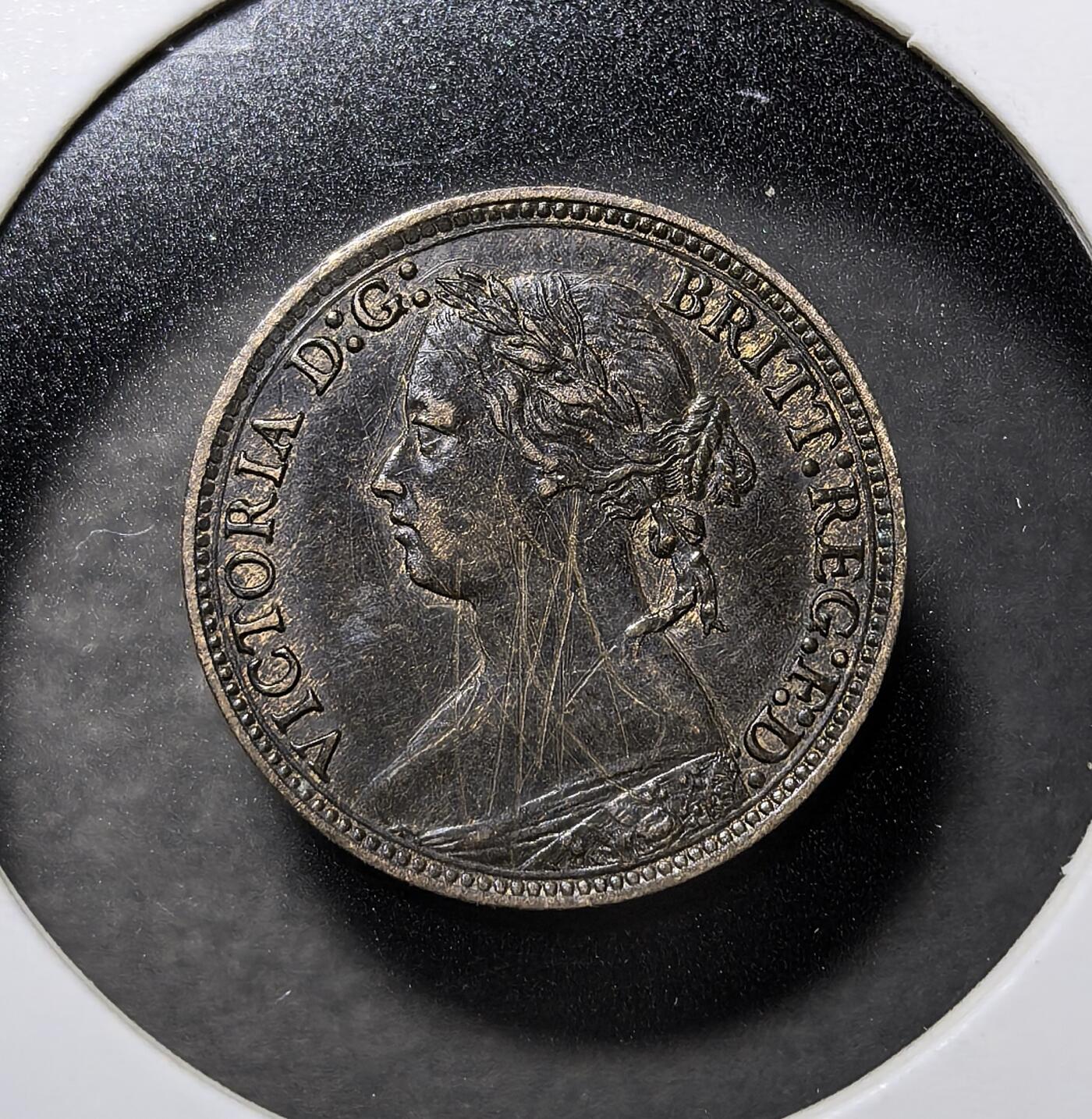 外国优质老铜币纪念币银币专场，周六晚上九点倒数截拍，满百包邮，周日发货,可寄存半年，喜欢朋友微信扫描二维码可直接参拍 美品英国维多利亚1879 年法新铜币，发行于维多利亚女王在位期间，正面为女王侧像，背面以象征英国的不列颠女神坐像为核心设计，是 19 世纪英国本土核心流通辅币，承载维多利亚时代、日不落帝国殖民格局与货币史