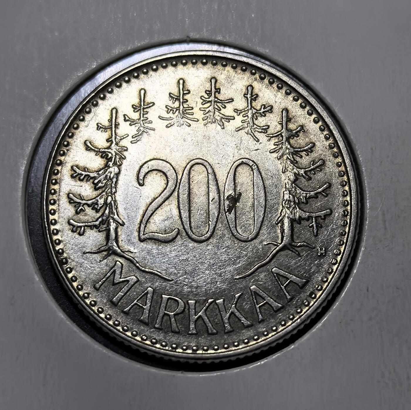 外国优质老铜币纪念币银币专场，周六晚上九点倒数截拍，满百包邮，周日发货,可寄存半年，喜欢朋友微信扫描二维码可直接参拍 芬兰共和国1957年200 马克银币，以芬兰国兽纹狮盾徽与松林为设计，是芬兰战后流通银币，见证芬兰独立后货币体系与北欧森林文化，1963 年马克卡改革后退出流通。