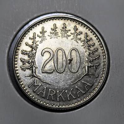 外国优质老铜币纪念币银币专场，周六晚上九点倒数截拍，满百包邮，周日发货,可寄存半年，喜欢朋友微信扫描二维码可直接参拍 - 芬兰共和国1957年200 马克银币，以芬兰国兽纹狮盾徽与松林为设计，是芬兰战后流通银币，见证芬兰独立后货币体系与北欧森林文化，1963 年马克卡改革后退出流通。