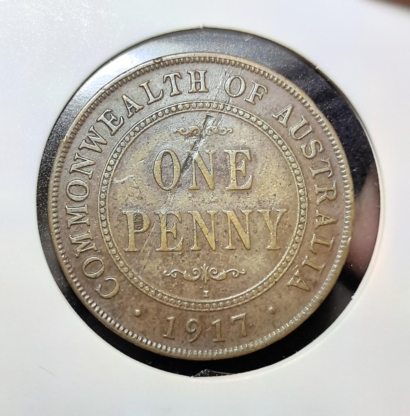 外国优质老铜币纪念币银币专场，周六晚上九点倒数截拍，满百包邮，周日发货,可寄存半年，喜欢朋友微信扫描二维码可直接参拍 澳大利亚1917年1便士I版，发行于乔治五世统治时期，是澳大利亚联邦建立后统一货币体系的核心实物。该币发行于一战期间，见证了澳大利亚作为英联邦成员参战、本土经济发展的历史，I 厂标为墨尔本造币厂，是澳联邦建国初期的重要钱币遗存。