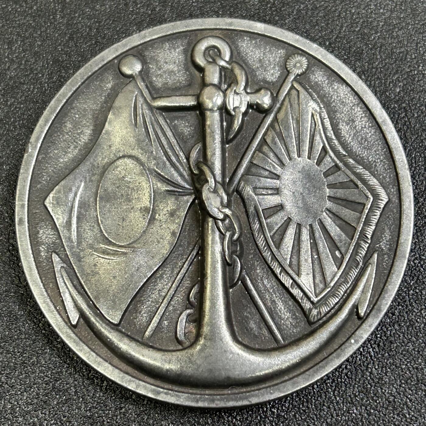 西秦中古拍卖第八十三期  不忘历史·抗战收藏 抗战时期日本海军七生报国大纪念章 很厚重 