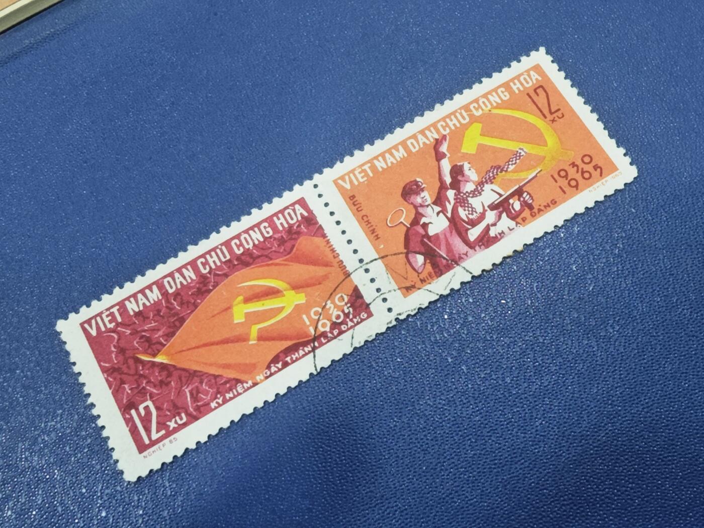 橙子收藏第八期(社会主义国家邮票专场)      越南民主共和国（北越）1965年越南共产党成立35周年纪念双联邮票   邮票是越南抗美战争时期的重要邮政史料，反映了北越政权以“建党纪念”强化革命意识形态、动员民众参与斗争的时代背景。