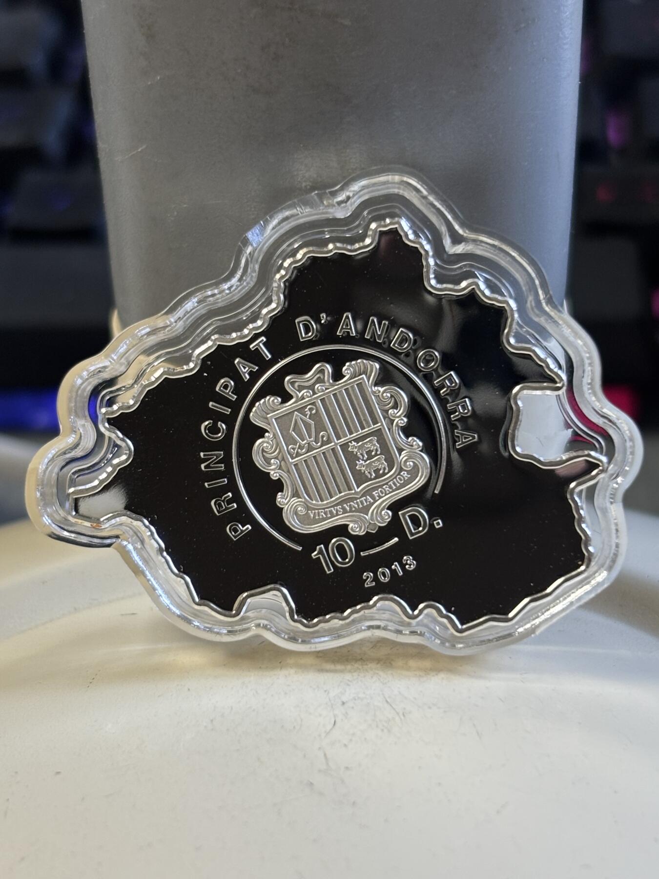 第197期拍卖 安道尔2013年自然宝藏系列狼地图形彩色纪念银币,1盎司999银，发行量3000枚，盒子脱皮银价584