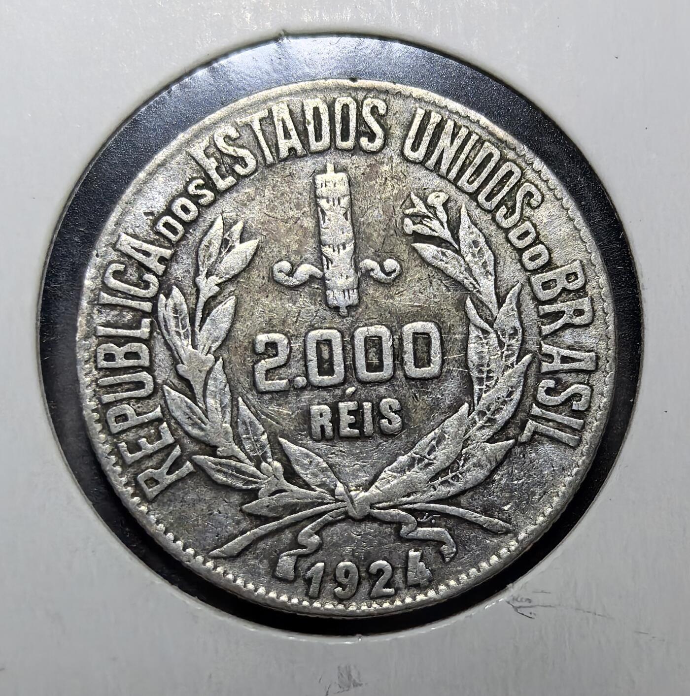 外国优质老铜币纪念币银币专场，周六晚上九点倒数截拍，满百包邮，周日发货,可寄存半年，喜欢朋友微信扫描二维码可直接参拍 巴西合众国1924年2000 瑞斯银币，1924-1934 年发行，铸于里约热内卢，是巴西帝国覆灭后共和时期流通银币，见证巴西近代货币体系与南美发展历程。