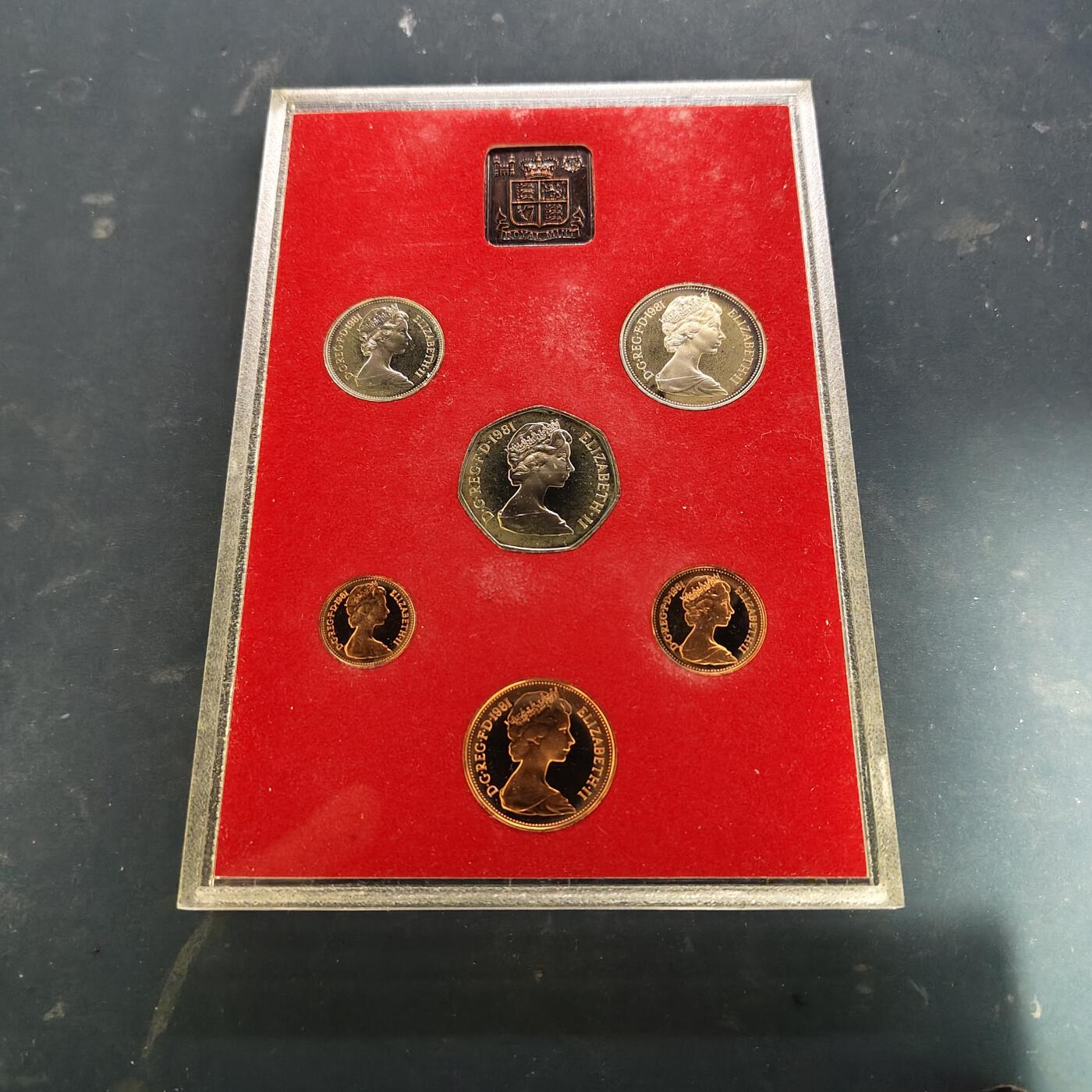 【全场包邮】纯粹捡漏拍521场 英国盒装套币3盒一组-1961-1967年十二进制盒装带克朗币+1982年官方精制套币+1981年官方精制套币