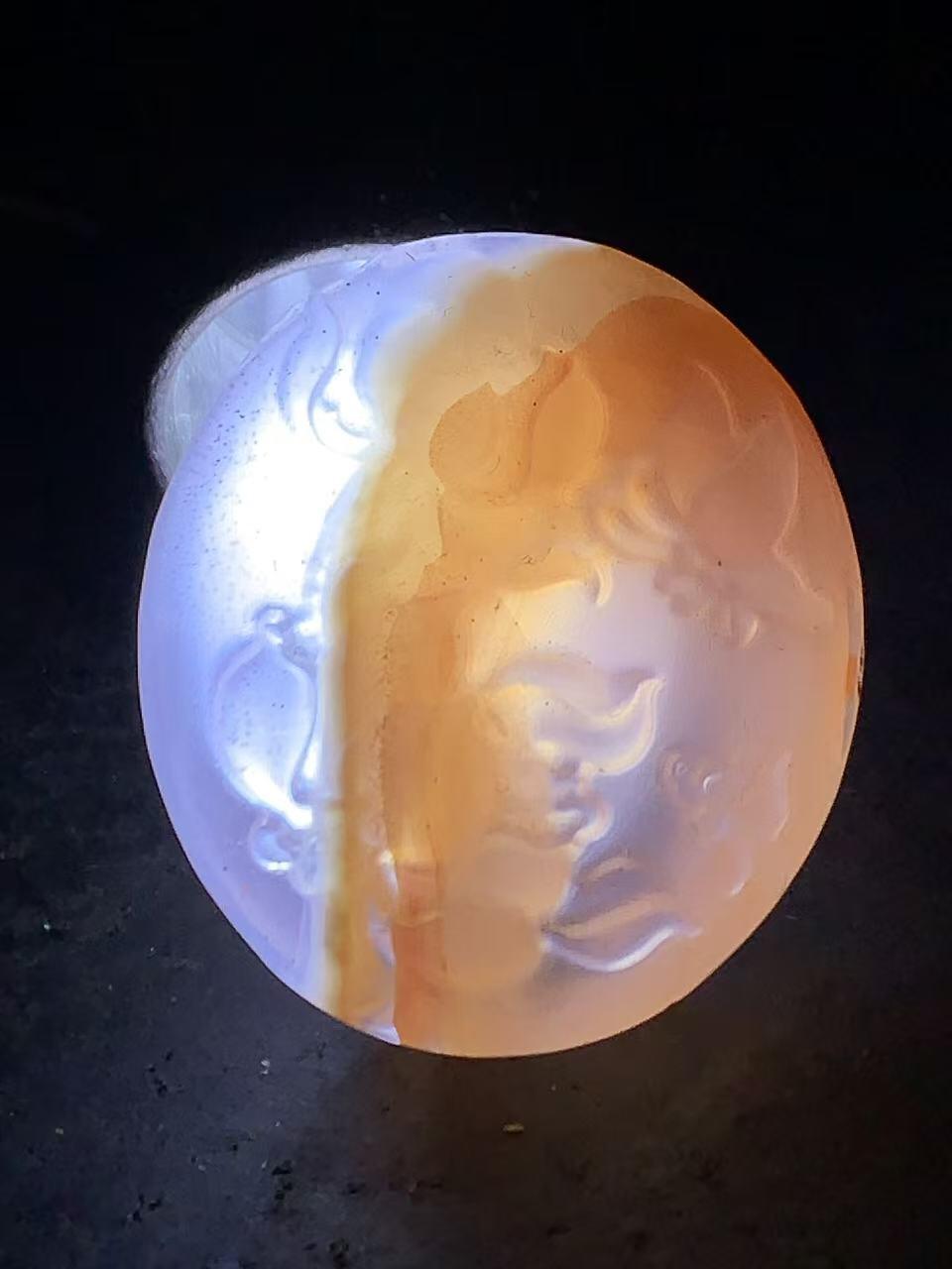 川料红白荔枝冻飘草花纹南红玛瑙雕刻蝶恋花吊坠一个，