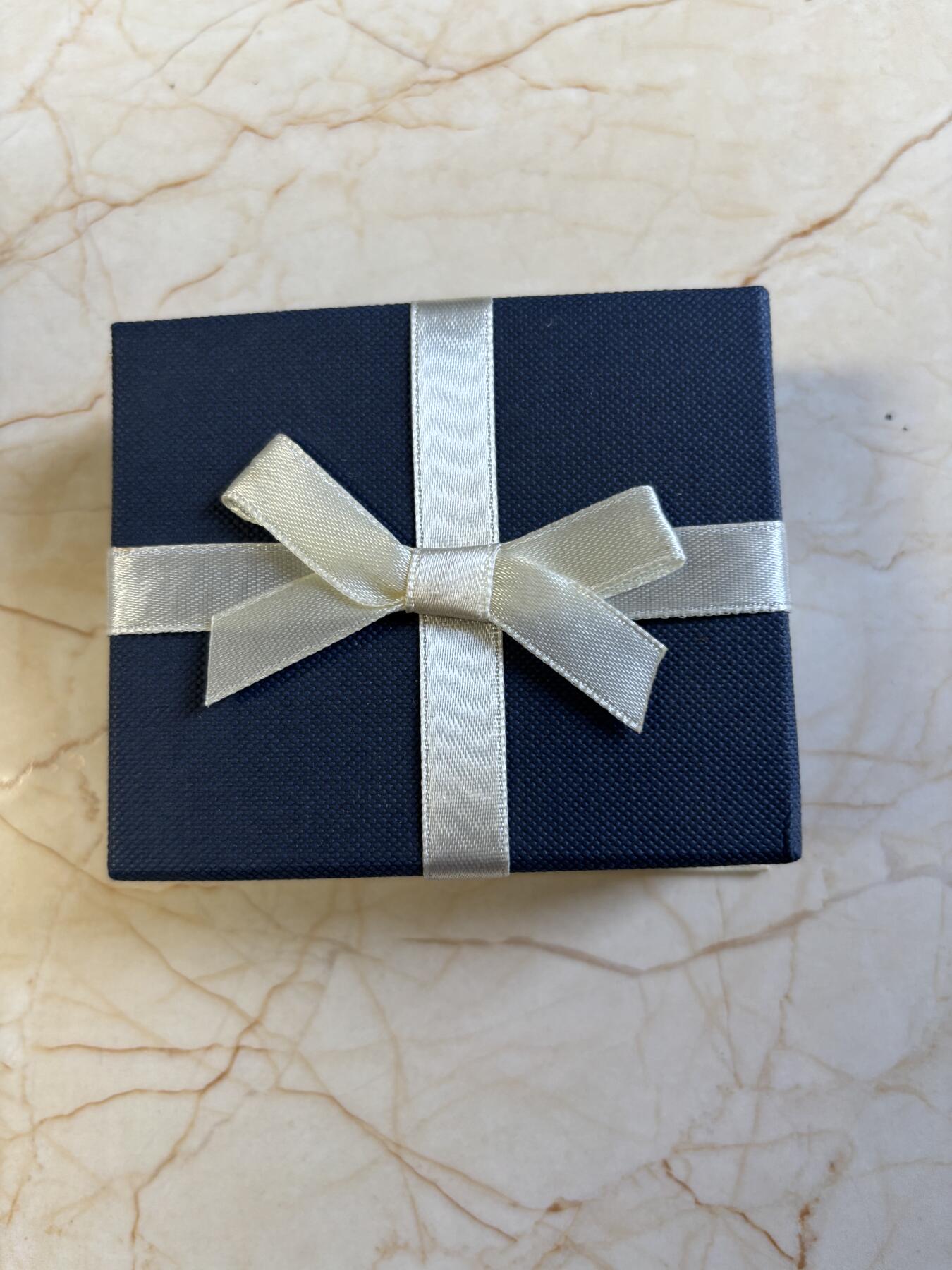 第197期拍卖 喀麦隆2019年四叶草镶嵌水晶纪念银币吊坠，925银，2.2克，发行500枚