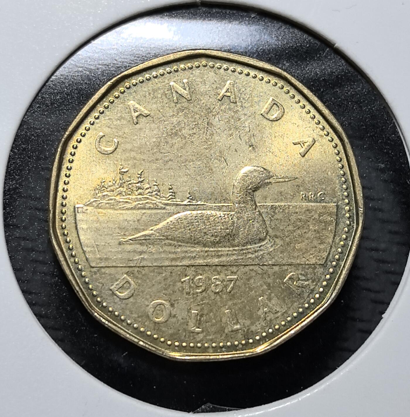 外国优质老铜币纪念币银币专场，周六晚上九点倒数截拍，满百包邮，周日发货,可寄存半年，喜欢朋友微信扫描二维码可直接参拍 加拿大1987年潜鸟币。正面为伊丽莎白二世像，背面是北美潜鸟，该币取代纸币成为加拿大主要流通硬币，象征该国自然与野生动物保护特色。