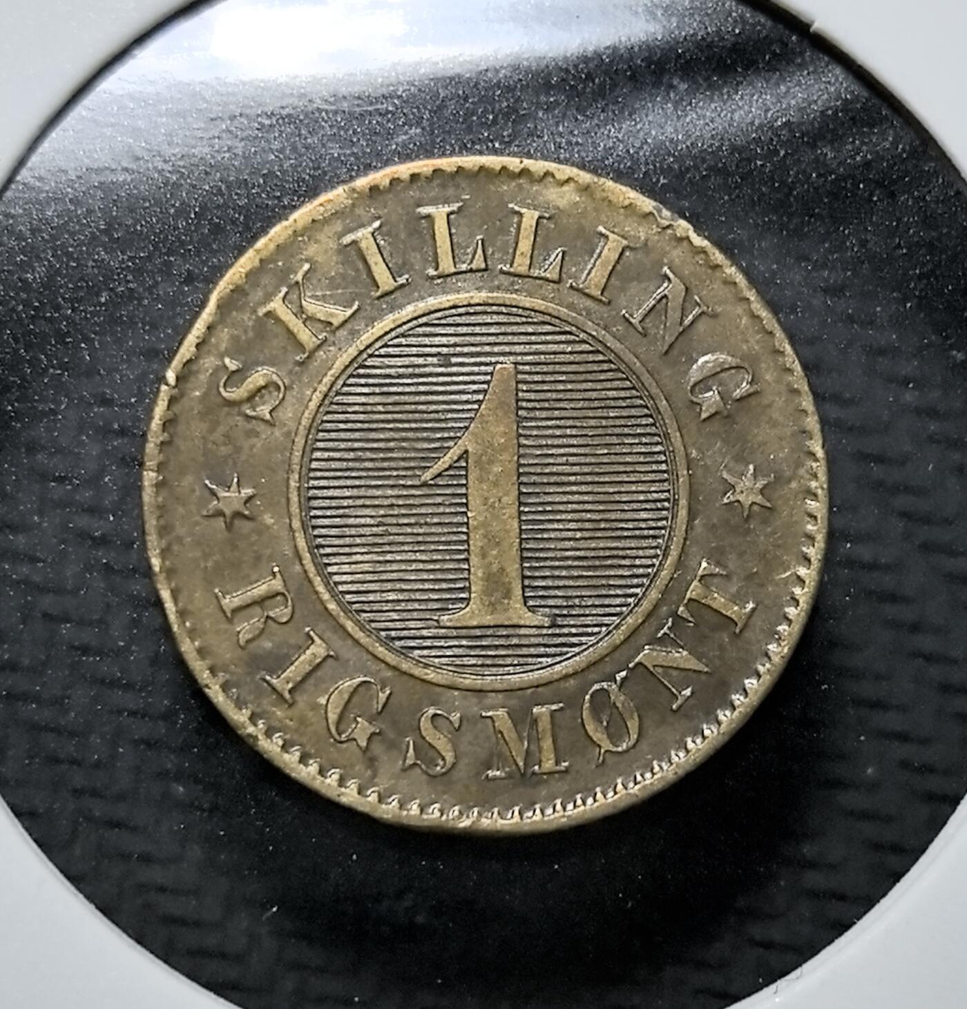 外国优质老铜币纪念币银币专场，周六晚上九点倒数截拍，满百包邮，周日发货,可寄存半年，喜欢朋友微信扫描二维码可直接参拍 丹麦国王1871 年1 斯基令。它属于克里斯蒂安九世统治时期，是丹麦旧货币体系中的标准小额流通币，纹饰简洁，反映了当时丹麦的货币制度与文化特征。