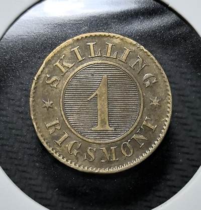 外国优质老铜币纪念币银币专场，周六晚上九点倒数截拍，满百包邮，周日发货,可寄存半年，喜欢朋友微信扫描二维码可直接参拍 - 丹麦国王1871 年1 斯基令。它属于克里斯蒂安九世统治时期，是丹麦旧货币体系中的标准小额流通币，纹饰简洁，反映了当时丹麦的货币制度与文化特征。