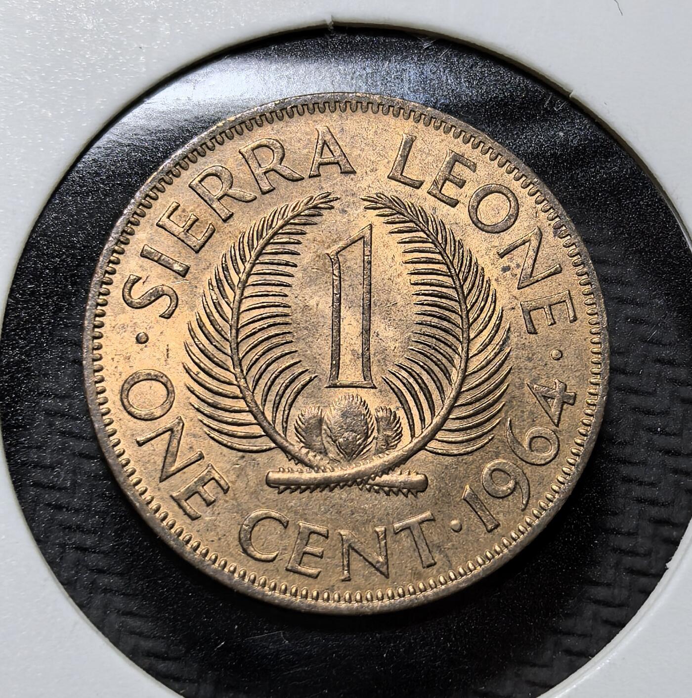 外国优质老铜币纪念币银币专场，周六晚上九点倒数截拍，满百包邮，周日发货,可寄存半年，喜欢朋友微信扫描二维码可直接参拍 塞拉利昂 1964 年1 分铜币，正面为开国总统米尔顿・马盖伊像，铸国训 “团结、自由、正义”，背面是面值与油棕图案，见证西非国家独立初期的货币自主进程。