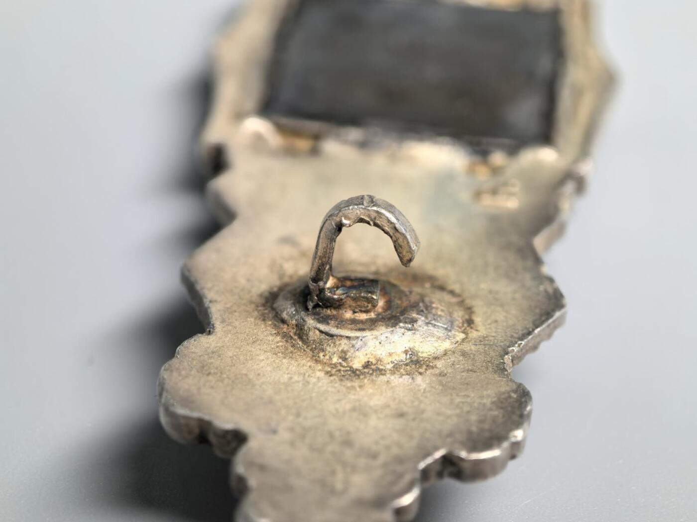 小驴勋章奖章收藏4月11日周六晚六点拍卖（珍爱和平，收藏战争，铭记历史，勿忘国耻，忠党爱国。有偿代拍，送拍规则在简介最后，参拍须阅读规则后再参拍，关系到运费包装发货时效真假辨别等关键信息，拍卖时不再发原图，看大图店主微信码在拍卖店铺介绍里） 得三银级近距离作战勋饰，背打R.S.厂标