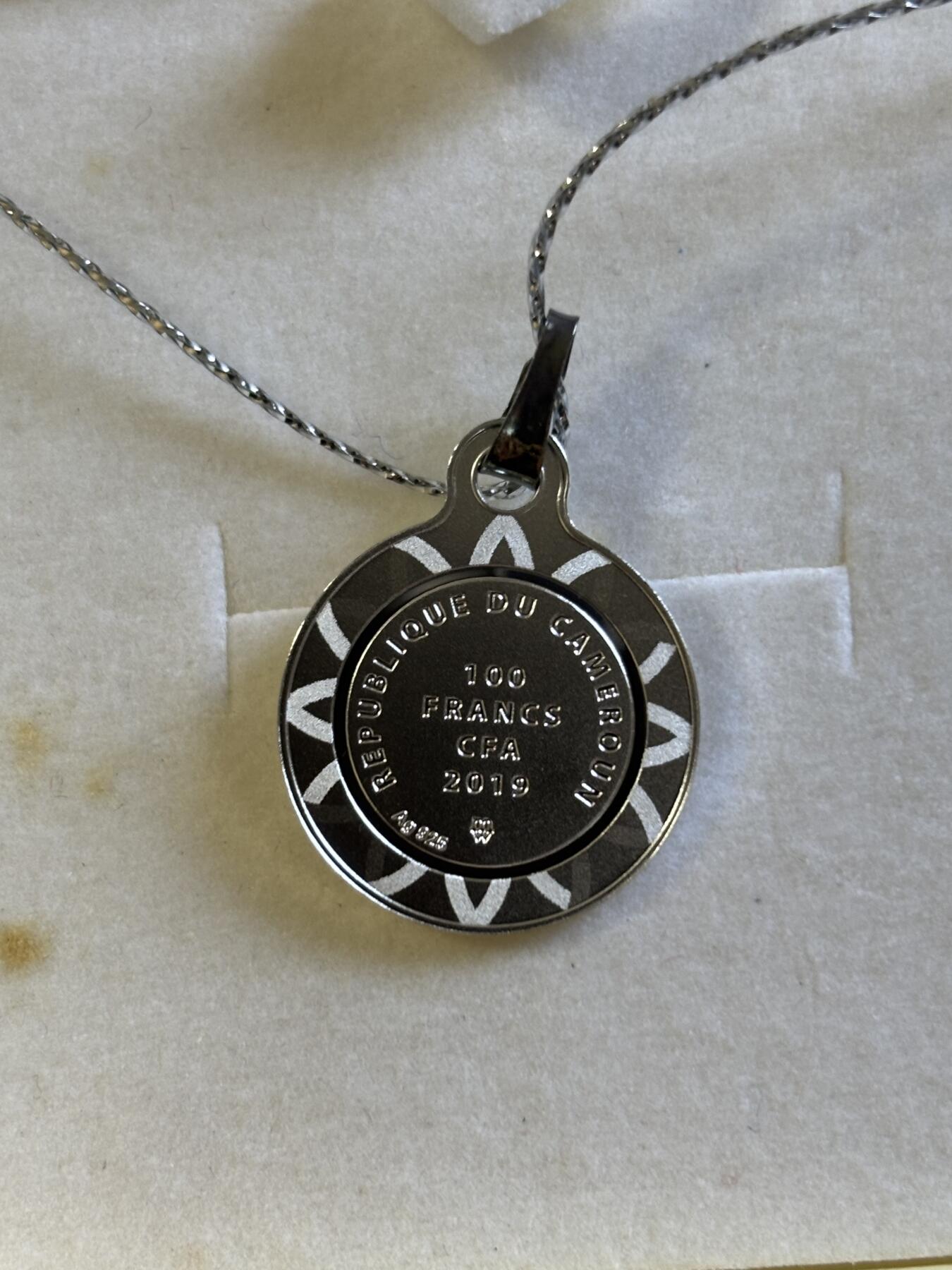 第197期拍卖 喀麦隆2019年四叶草镶嵌水晶纪念银币吊坠，925银，2.2克，发行500枚