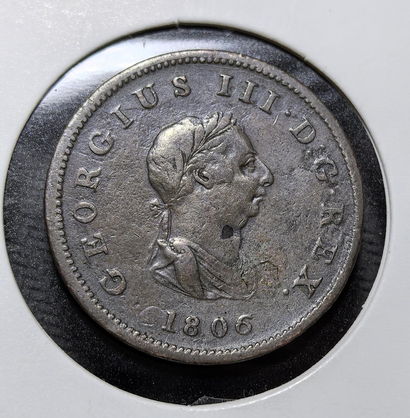 外国优质老铜币纪念币银币专场，周六晚上九点倒数截拍，满百包邮，周日发货,可寄存半年，喜欢朋友微信扫描二维码可直接参拍 英国乔治三世1806 年半便士，正值英国工业革命与对外扩张高峰期，是英国近代铜币中最常见且具有历史厚重感的品种。