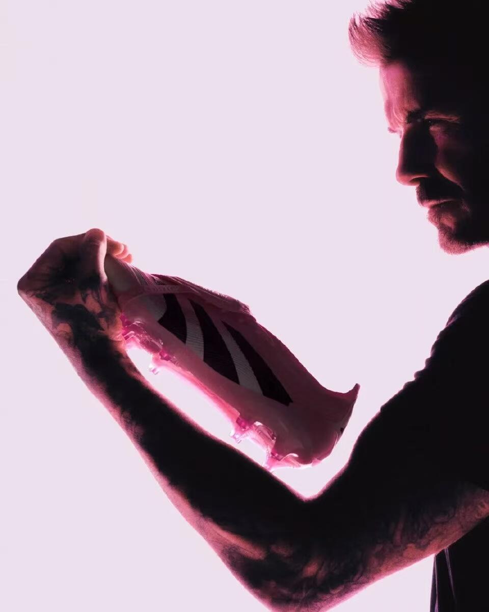 零元拍：大卫·贝克汉姆亲签Adidas Predator by Beckham主题T恤，小贝本人尺码，签于2026年3月20日猎鹰30周年×贝克汉姆联名球鞋产品发布会！