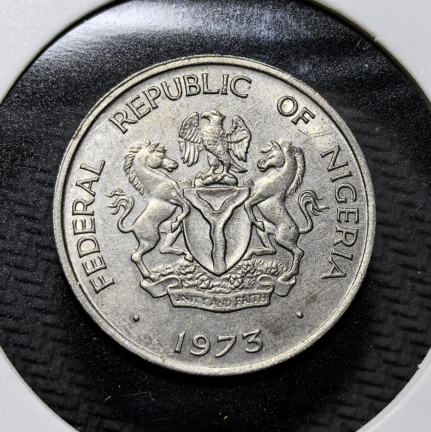 外国优质老铜币纪念币银币专场，周六晚上九点倒数截拍，满百包邮，周日发货,可寄存半年，喜欢朋友微信扫描二维码可直接参拍 尼日利亚 1973 年油棕树10 考包，正面为尼日利亚国徽，背面以油棕树彰显其农业经济特色，是尼日利亚独立后十进制货币体系的流通辅币，见证非洲国家货币自主进程。