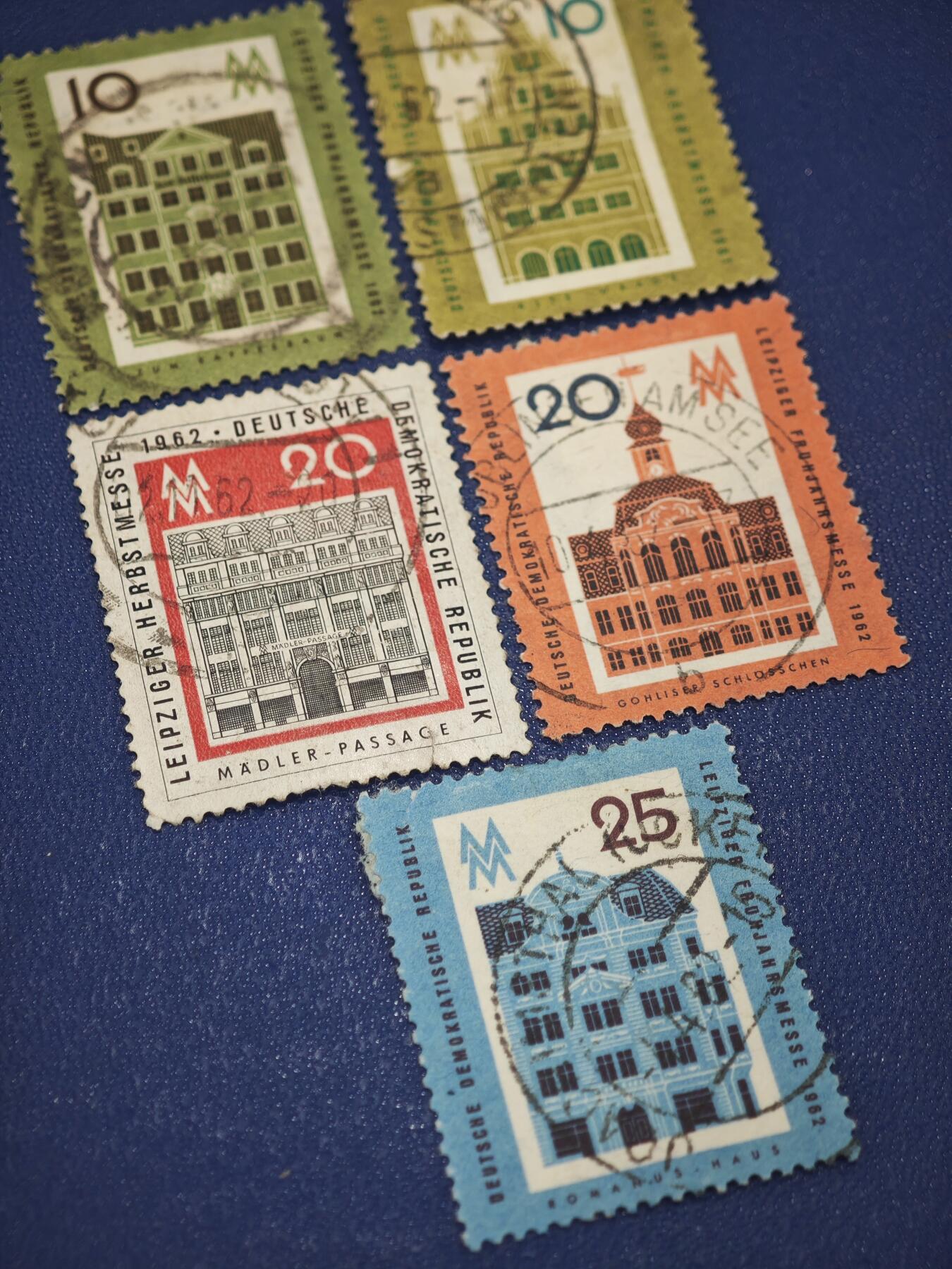 橙子收藏第八期(社会主义国家邮票专场) 东德莱比锡博览会纪念邮票 5枚邮票是德意志民主共和国（东德）在1961-1962年间，为纪念莱比锡博览会（Leipziger Messe）发行的系列邮票，主题聚焦莱比锡的历史建筑，是东德对外经贸与文化宣传的典型邮品。