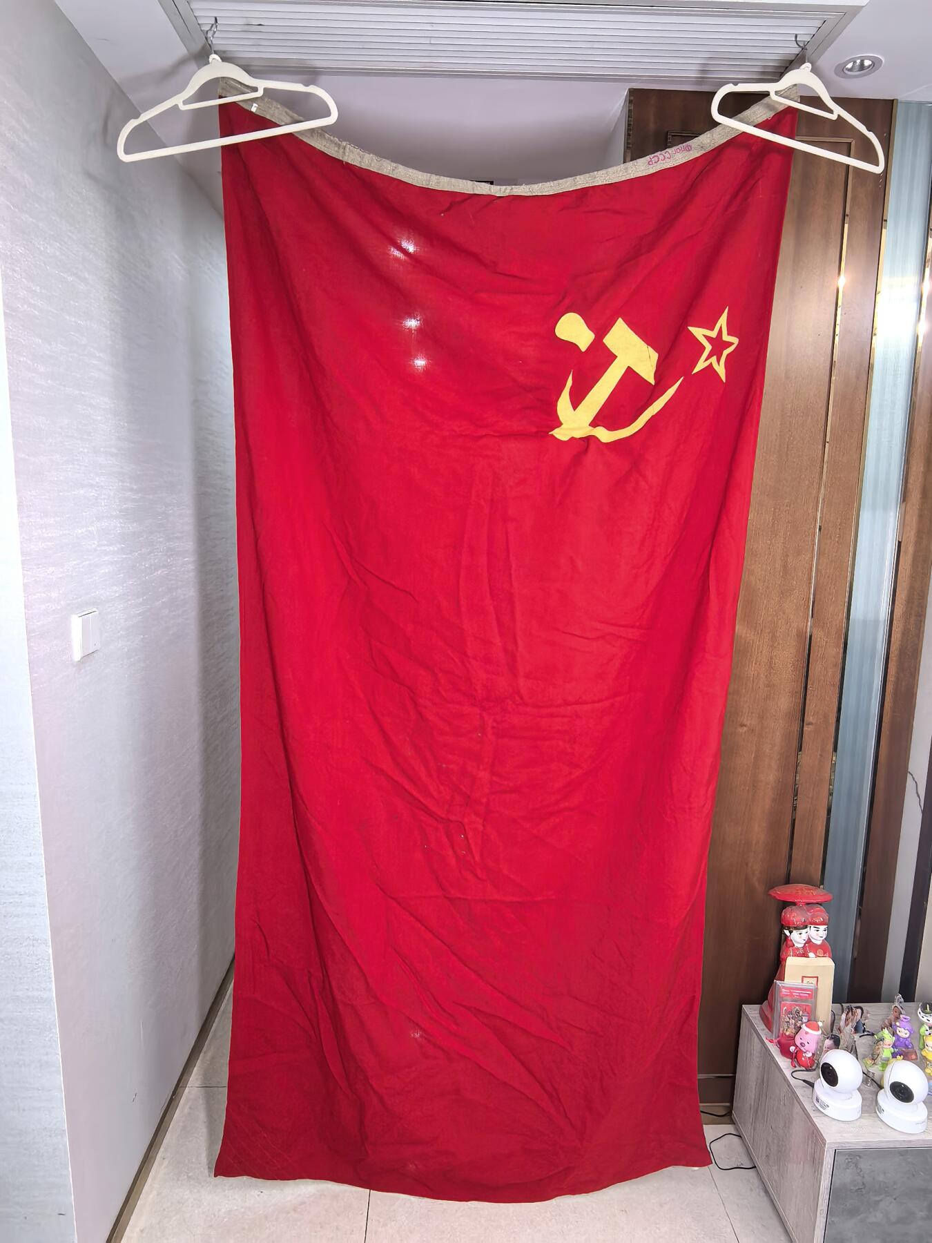 小驴勋章奖章收藏4月11日周六晚六点拍卖（珍爱和平，收藏战争，铭记历史，勿忘国耻，忠党爱国。有偿代拍，送拍规则在简介最后，参拍须阅读规则后再参拍，关系到运费包装发货时效真假辨别等关键信息，拍卖时不再发原图，看大图店主微信码在拍卖店铺介绍里） 苏联国旗 原品 长约2米 有些虫眼