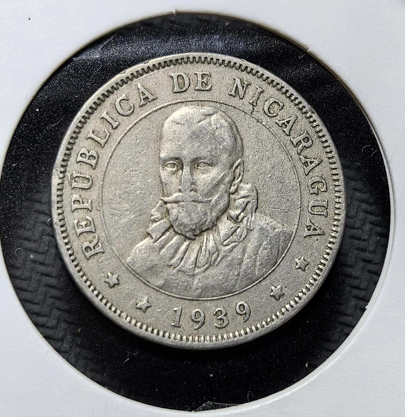 外国优质老铜币纪念币银币专场，周六晚上九点倒数截拍，满百包邮，周日发货,可寄存半年，喜欢朋友微信扫描二维码可直接参拍 尼加拉瓜共和国1939 年50 分。正面为尼加拉瓜前总统费尔南多・斯金德・赫拉多像，背面铸有国名、面值与 “我们信仰上帝” 铭文，是尼加拉瓜独立后流通币，见证中美洲国家历史。