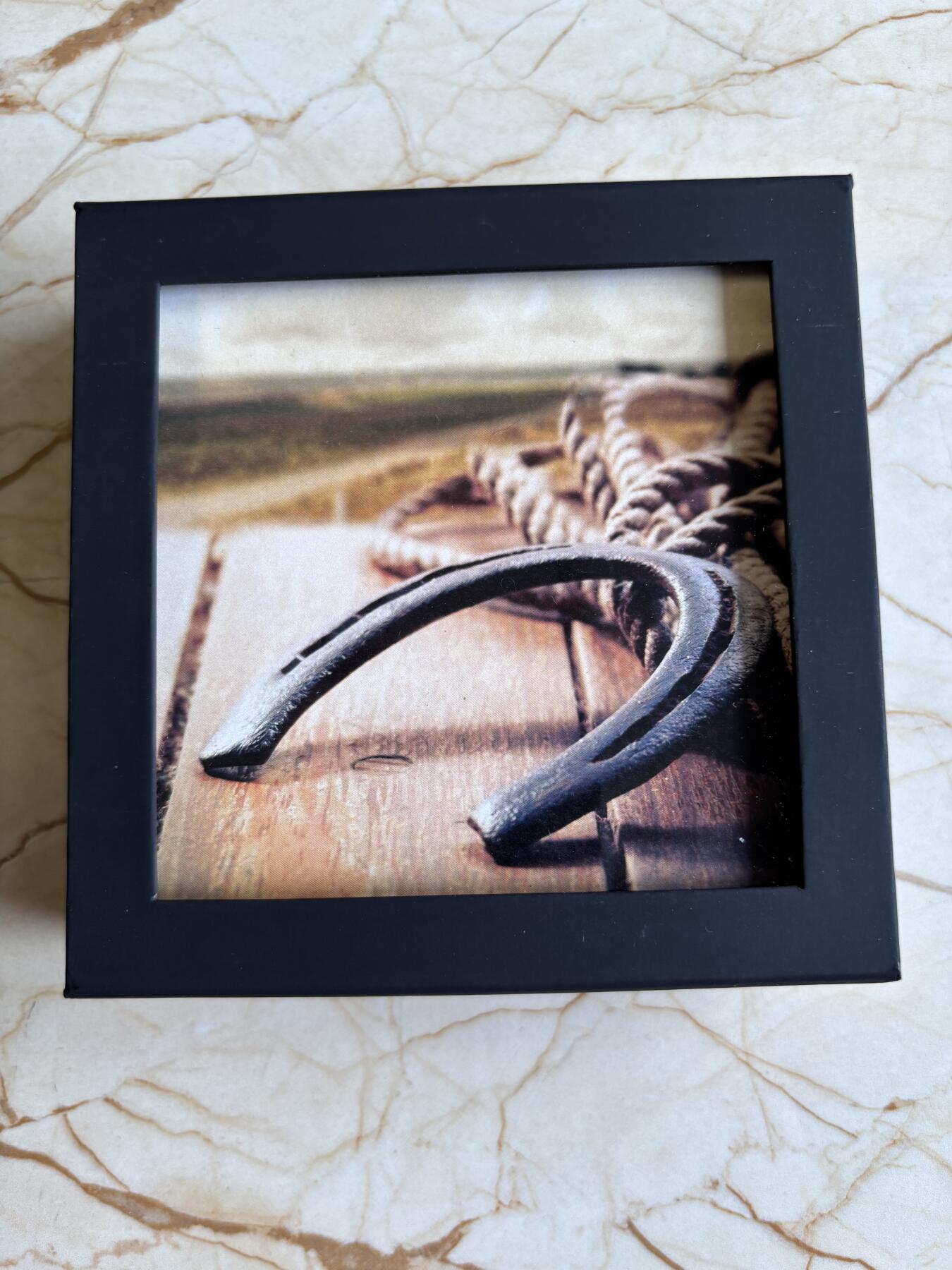 第197期拍卖 帕劳2022年幸运钱币系列马蹄铁异形1盎司镀金银币，999银镀玫瑰金，发行999枚