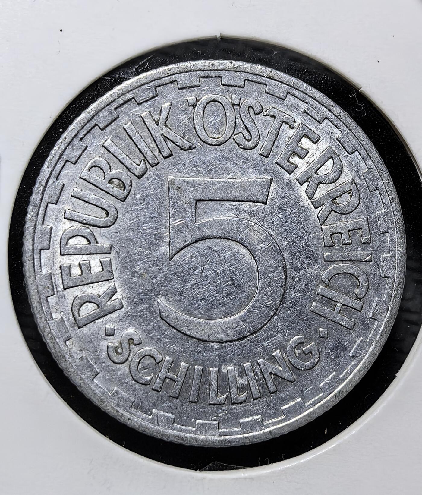 外国优质老铜币纪念币银币专场，周六晚上九点倒数截拍，满百包邮，周日发货,可寄存半年，喜欢朋友微信扫描二维码可直接参拍 奥地利共和国1952年5先令，正面为奥地利联邦鹰徽，背面铸面值与国名，是二战后奥地利第二共和国的流通币，见证奥地利战后重建与货币体系恢复。