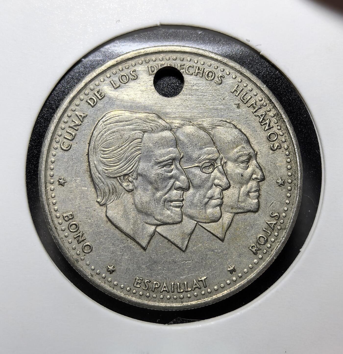 外国优质老铜币纪念币银币专场，周六晚上九点倒数截拍，满百包邮，周日发货,可寄存半年，喜欢朋友微信扫描二维码可直接参拍 多米尼加共和国1987年半比索纪念币直径30.8mm，正面为博诺、埃斯派亚、罗哈斯三位人权先驱像，铸有 “人权摇篮” 铭文，背面是多米尼加国徽，见证该国人权运动与近代历史。