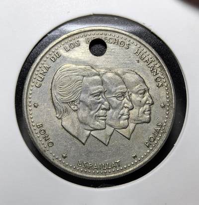 外国优质老铜币纪念币银币专场，周六晚上九点倒数截拍，满百包邮，周日发货,可寄存半年，喜欢朋友微信扫描二维码可直接参拍 - 多米尼加共和国1987年半比索纪念币直径30.8mm，正面为博诺、埃斯派亚、罗哈斯三位人权先驱像，铸有 “人权摇篮” 铭文，背面是多米尼加国徽，见证该国人权运动与近代历史。