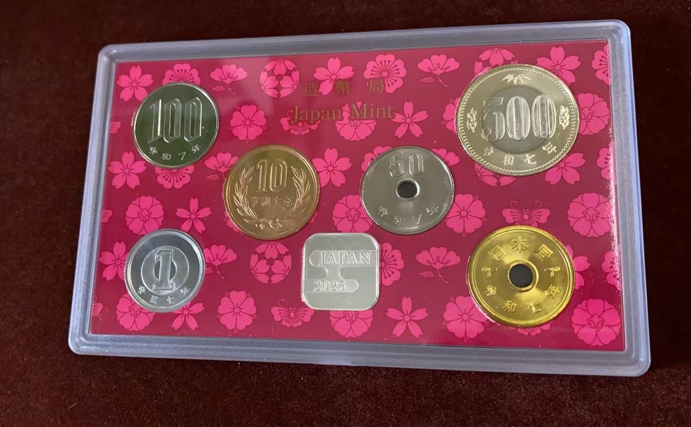 日日生财—方圆世界（全场包邮）第三场 日本2025蛇年纪念币套装 含有约4.4克的银章