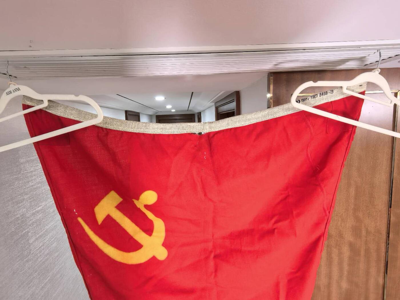 小驴勋章奖章收藏4月11日周六晚六点拍卖（珍爱和平，收藏战争，铭记历史，勿忘国耻，忠党爱国。有偿代拍，送拍规则在简介最后，参拍须阅读规则后再参拍，关系到运费包装发货时效真假辨别等关键信息，拍卖时不再发原图，看大图店主微信码在拍卖店铺介绍里） 苏联三角旗旗 原品 长约1.2米，应为大型游行或车船用 有些虫眼