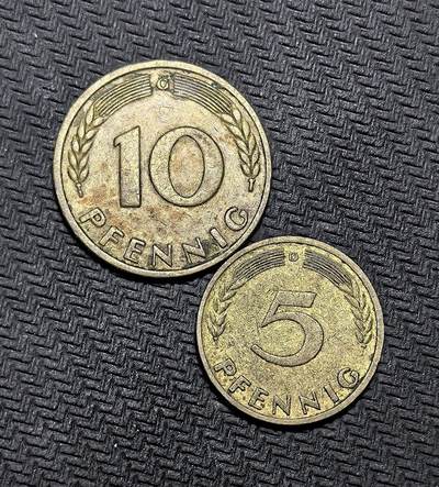 外国优质老铜币纪念币银币专场，周六晚上九点倒数截拍，满百包邮，周日发货,可寄存半年，喜欢朋友微信扫描二维码可直接参拍 - 西德各州银行1949年5、10 芬尼铜币，是二战后德国货币改革初期的流通辅币，以橡叶为象征，见证联邦德国经济复苏与货币体系重建的历史。