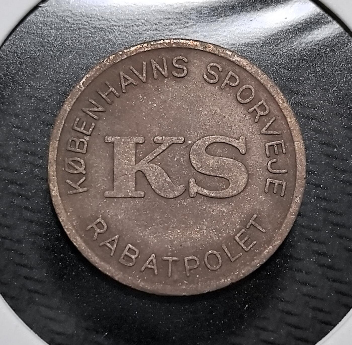 外国优质老铜币纪念币银币专场，周六晚上九点倒数截拍，满百包邮，周日发货,可寄存半年，喜欢朋友微信扫描二维码可直接参拍 丹麦哥本哈根小美人鱼雕像代用币，是 20 世纪哥本哈根公共交通的乘车优惠凭证，见证丹麦城市交通史与地标文化。