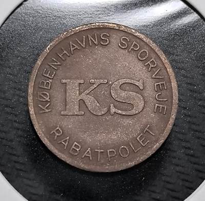 外国优质老铜币纪念币银币专场，周六晚上九点倒数截拍，满百包邮，周日发货,可寄存半年，喜欢朋友微信扫描二维码可直接参拍 - 丹麦哥本哈根小美人鱼雕像代用币，是 20 世纪哥本哈根公共交通的乘车优惠凭证，见证丹麦城市交通史与地标文化。