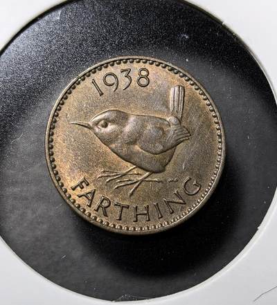 外国优质老铜币纪念币银币专场，周六晚上九点倒数截拍，满百包邮，周日发货,可寄存半年，喜欢朋友微信扫描二维码可直接参拍 - 带光英国乔治六世1938 年法新铜币，发行于乔治六世登基初期，正面为国王侧像，背面以象征英国本土的鹪鹩为核心图案，是二战前英国本土流通辅币，承载英国战前经济、英联邦货币体系历史。