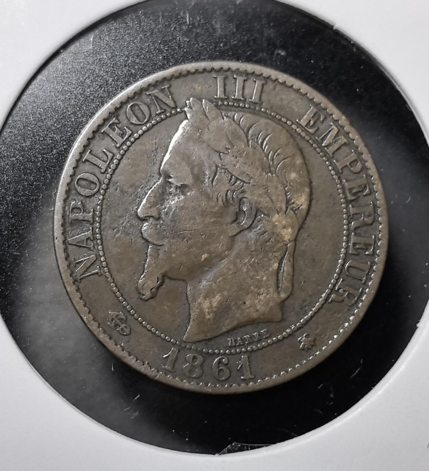 外国优质老铜币纪念币银币专场，周六晚上九点倒数截拍，满百包邮，周日发货,可寄存半年，喜欢朋友微信扫描二维码可直接参拍 法国1864年拿破仑三世 5 生丁铜币，是第二帝国时期经典流通辅币。正面的拿破仑三世是法兰西第二帝国皇帝，背面的帝国鹰徽是拿破仑家族权力的象征，巴黎造币厂铸造。该币见证了第二帝国的繁荣与殖民扩张，1870 年普法战争后帝国覆灭，此版币也随之退出流通，是法国近代钱币收藏的经典品种。