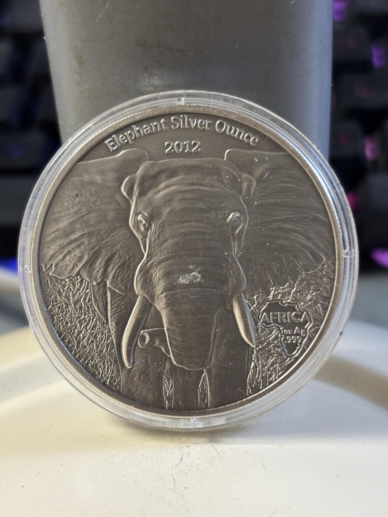 第197期拍卖 加蓬2012年非洲野生动物系列大象1盎司仿古银币，999银，发行2000枚