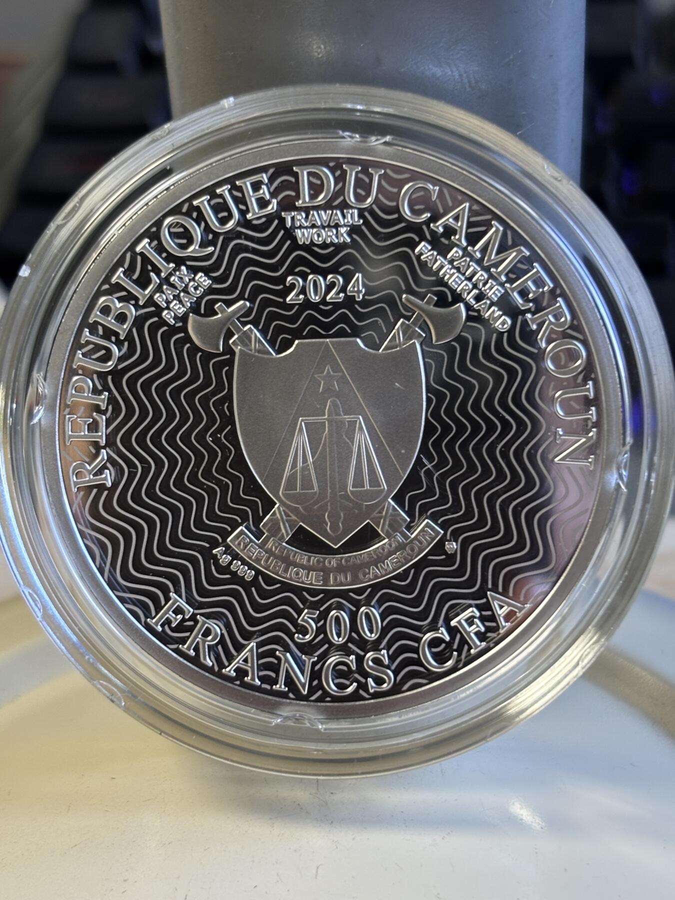 第197期拍卖 喀麦隆2024年自然之美系列阿波罗绢蝶彩色纪念银币，999银，17.5克，发行555枚，有起泡