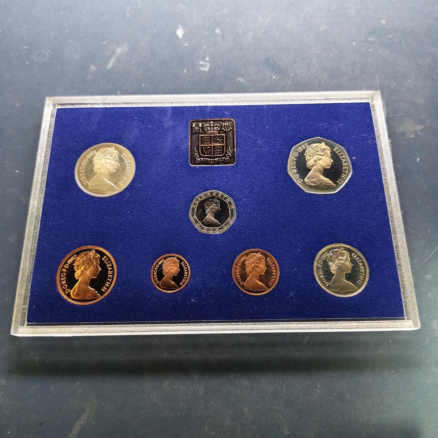 【全场包邮】纯粹捡漏拍521场 英国盒装套币3盒一组-1961-1967年十二进制盒装带克朗币+1982年官方精制套币+1981年官方精制套币