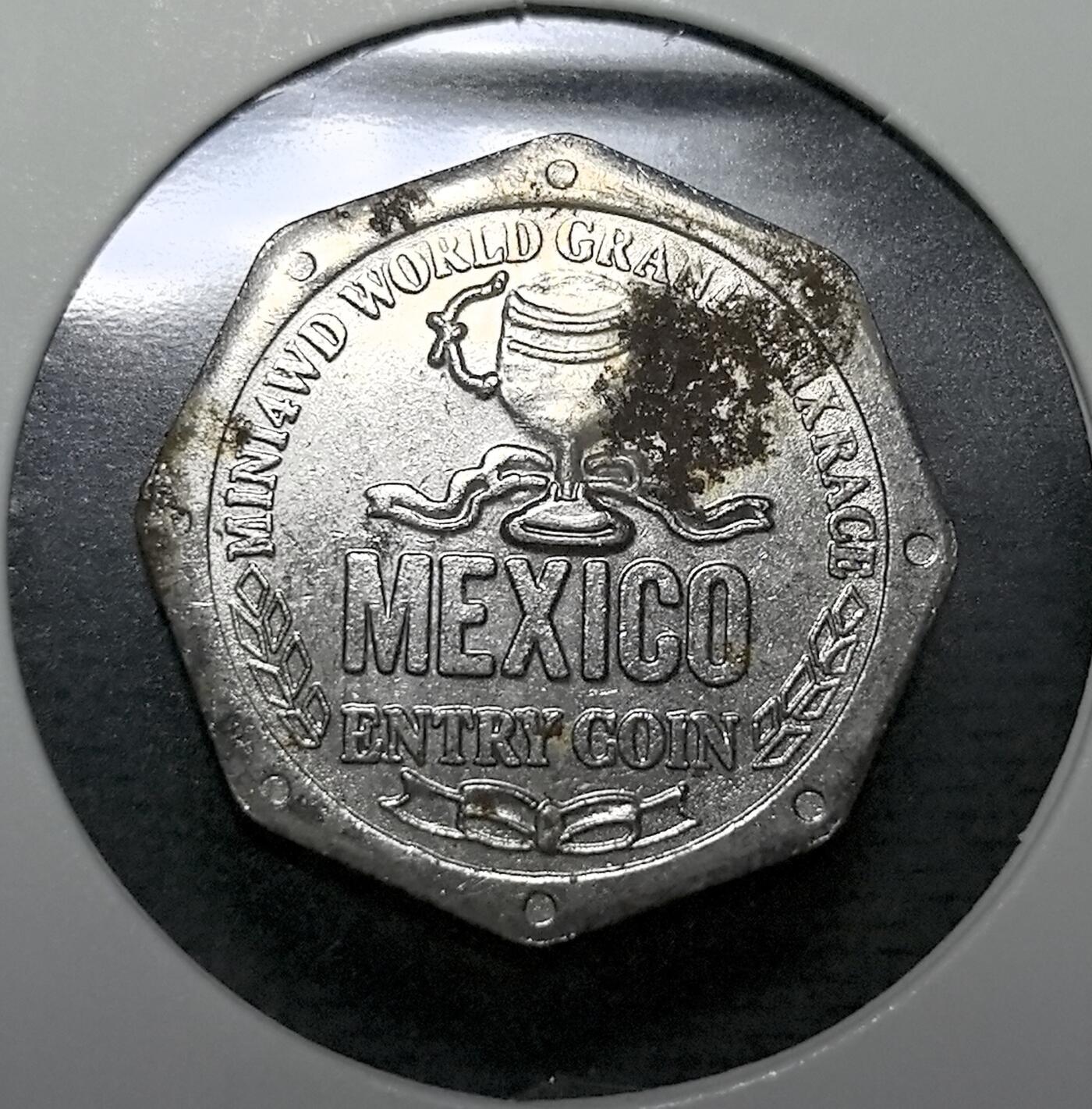外国优质老铜币纪念币银币专场，周六晚上九点倒数截拍，满百包邮，周日发货,可寄存半年，喜欢朋友微信扫描二维码可直接参拍 墨西哥旗鱼4分纪念代币，背面刻赛事与墨西哥主题，是四驱车赛事文化的趣味收藏遗存。