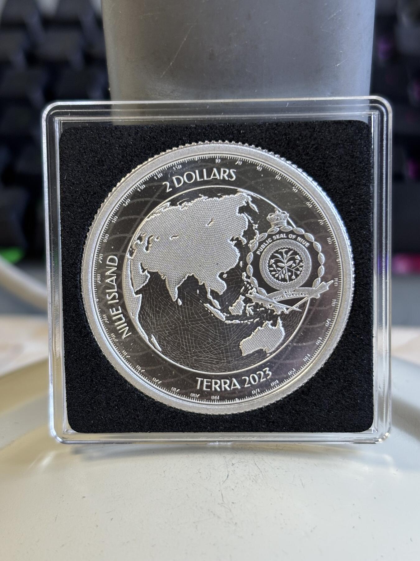 第197期拍卖 纽埃2023年全球变暖燃烧地球系列3彩色1盎司纪念银币，999银，发行100枚银价584