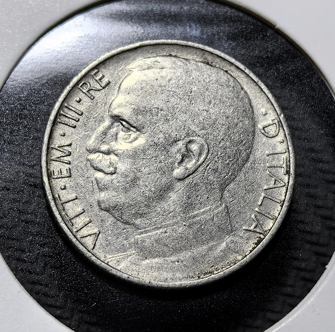 外国优质老铜币纪念币银币专场，周六晚上九点倒数截拍，满百包邮，周日发货,可寄存半年，喜欢朋友微信扫描二维码可直接参拍 意大利王国1920 年50 分，正面为国王维托里奥・埃马努埃莱三世像，背面是四狮战车与 “AEQVITAS（公正）” 铭文，属一战后意大利流通币，见证法西斯上台前的意大利货币史。