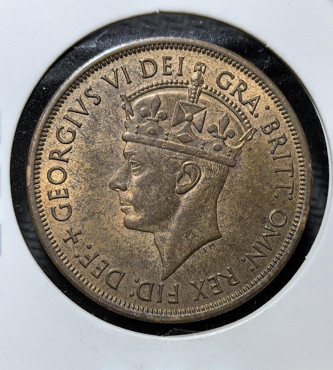 外国优质老铜币纪念币银币专场，周六晚上九点倒数截拍，满百包邮，周日发货,可寄存半年，喜欢朋友微信扫描二维码可直接参拍 英属泽西岛1945 年1/12 先令铜币，正面为英王乔治六世像，背面是泽西岛徽与三狮纹章，铸有 “LIBERATED（解放）” 铭文，是二战后泽西岛解放纪念流通币，见证英属海峡群岛历史。