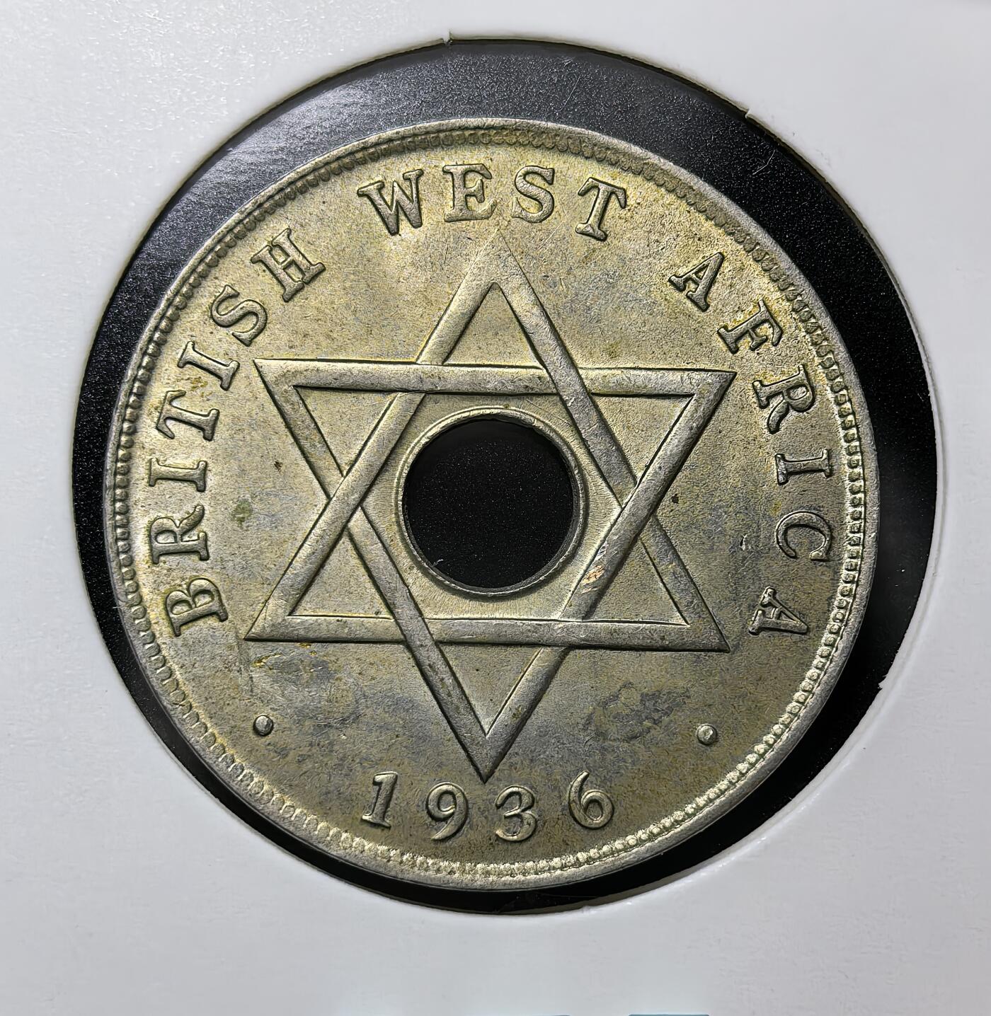 外国优质老铜币纪念币银币专场，周六晚上九点倒数截拍，满百包邮，周日发货,可寄存半年，喜欢朋友微信扫描二维码可直接参拍 英属西非1936年1便士H版，铸于爱德华八世在位当年。因他同年即退位，此币为英属西非唯一发行的带其名钱币，圆孔六芒星设计，见证英国殖民货币史与短暂的宪政危机。