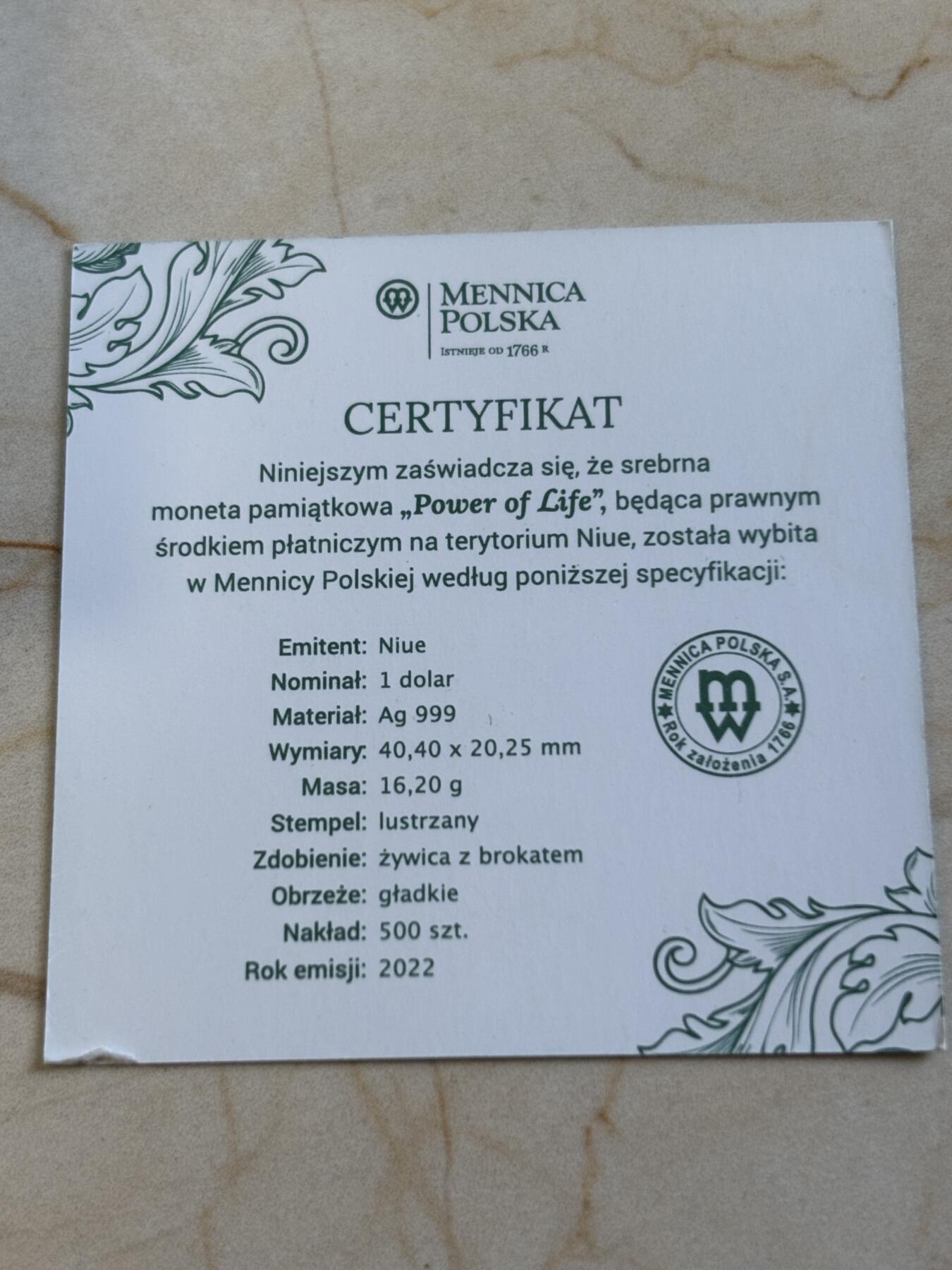 第197期拍卖 纽埃2022年鱼形吊坠镶嵌荧光石异形纪念银币，16.2克，发行量500枚