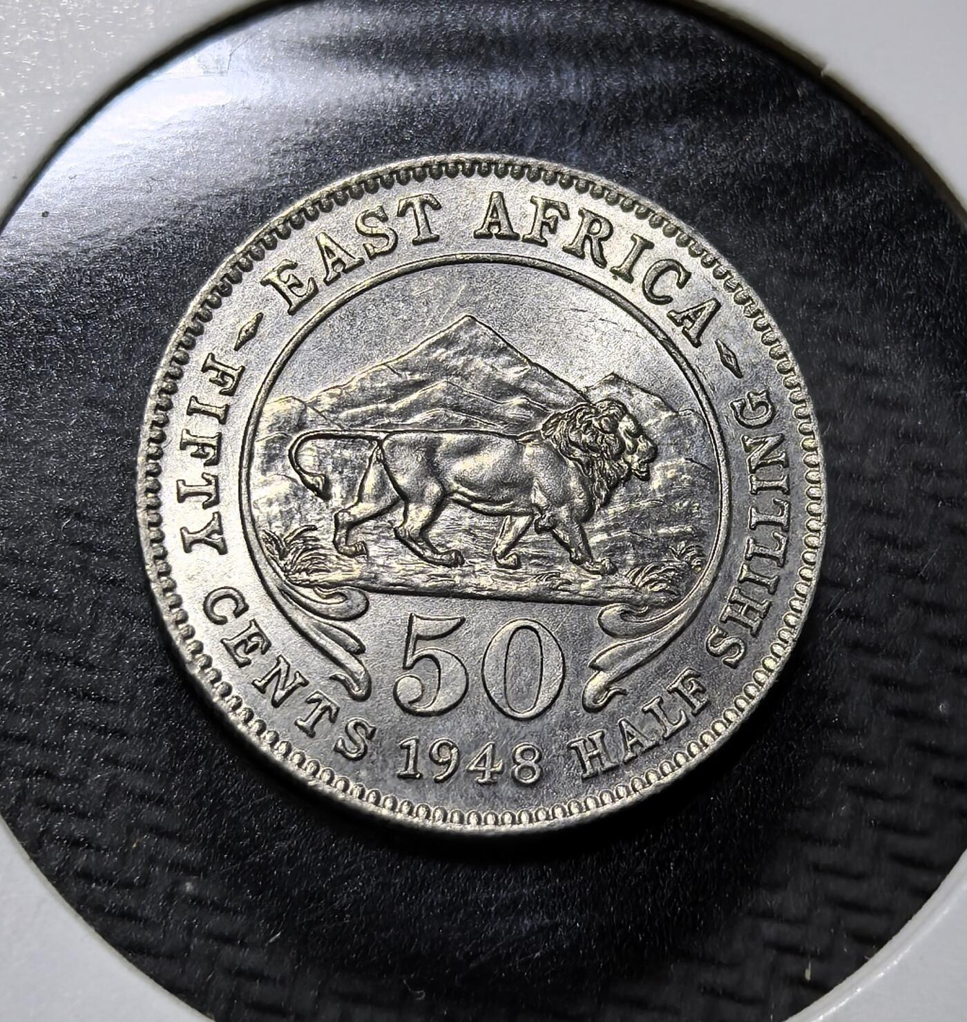 外国优质老铜币纪念币银币专场，周六晚上九点倒数截拍，满百包邮，周日发货,可寄存半年，喜欢朋友微信扫描二维码可直接参拍 极美品英属东非1948 年50 分，正面为英王乔治六世像，背面以雄狮与乞力马扎罗山彰显东非特色，是二战后英属东非殖民末期流通币，见证殖民史与非洲钱币文化。