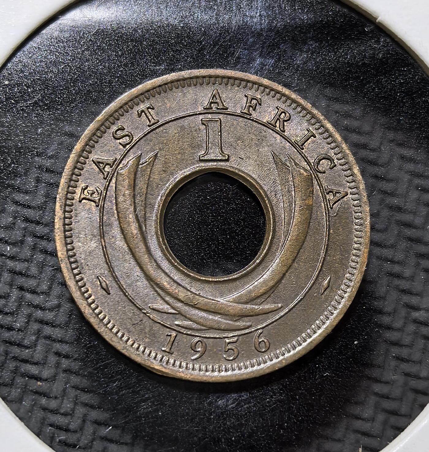 外国优质老铜币纪念币银币专场，周六晚上九点倒数截拍，满百包邮，周日发货,可寄存半年，喜欢朋友微信扫描二维码可直接参拍 英属东非1956年1 分铜币H版，正面为伊丽莎白二世女王像，背面是东非特色波纹设计，是英属东非殖民末期流通辅币，见证英国殖民统治终结与东非货币史。