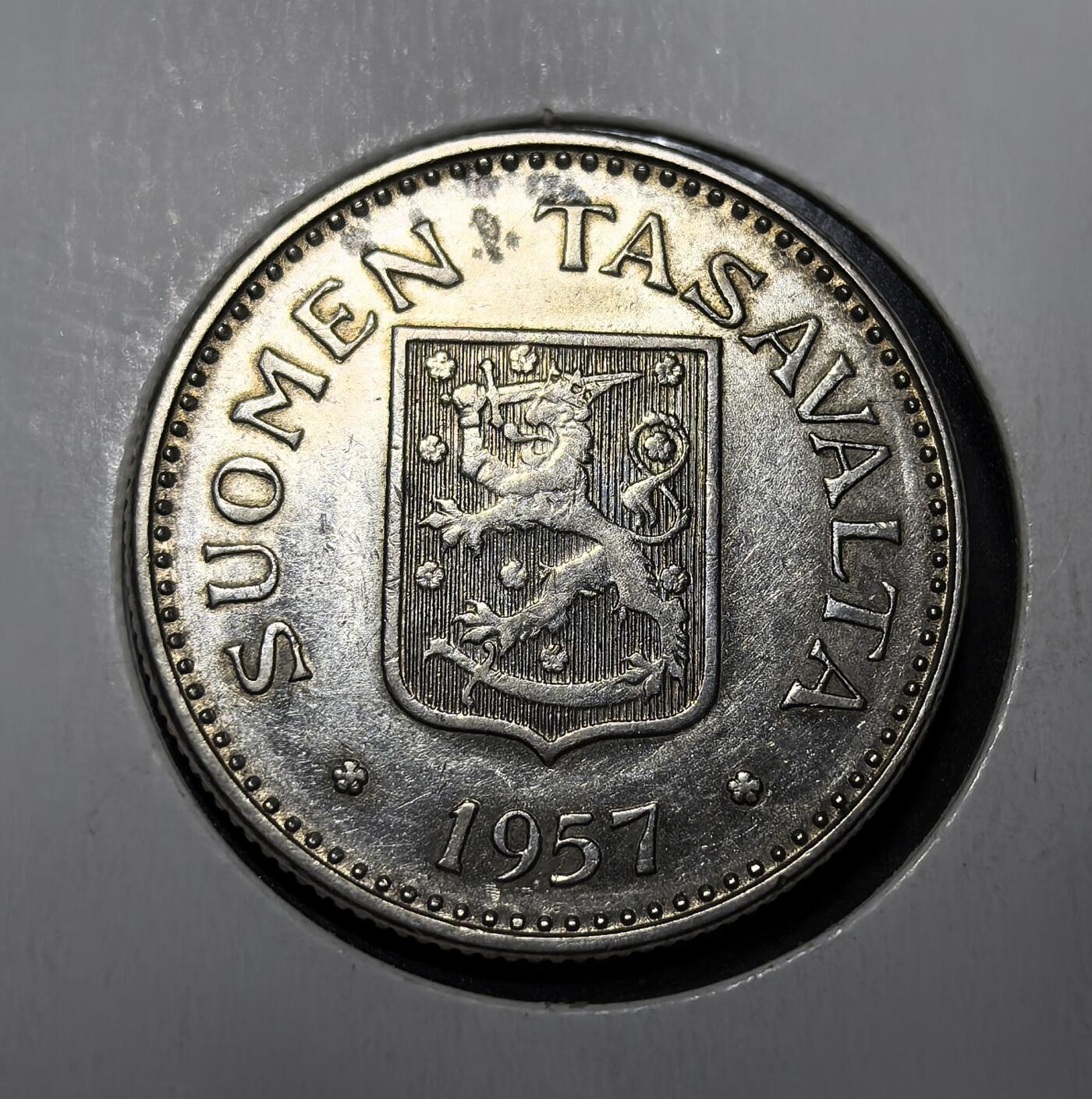 外国优质老铜币纪念币银币专场，周六晚上九点倒数截拍，满百包邮，周日发货,可寄存半年，喜欢朋友微信扫描二维码可直接参拍 芬兰共和国1957年200 马克银币，以芬兰国兽纹狮盾徽与松林为设计，是芬兰战后流通银币，见证芬兰独立后货币体系与北欧森林文化，1963 年马克卡改革后退出流通。